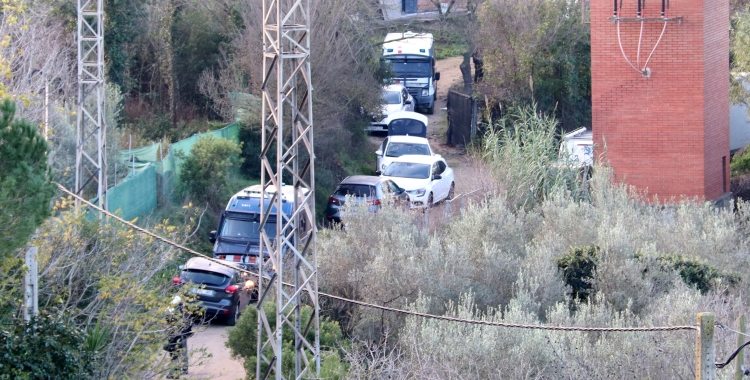 Vehicles policials en l'escorcoll a Castellbisbal | ACN