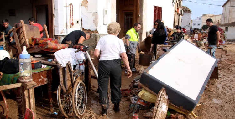 Veïns de Xiva retirant fant i deixalles del carrer | ACN