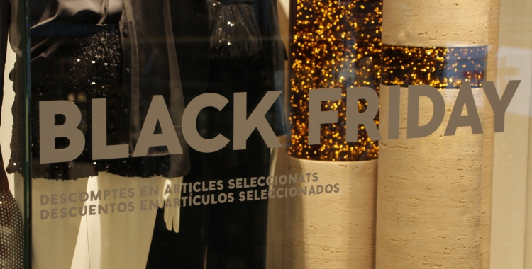 Un aparador lluint el descomptes del Black Friday | ACN