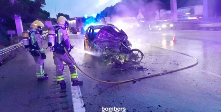 Els Bombers actuant a l'accident de l'AP-7 | Bombers