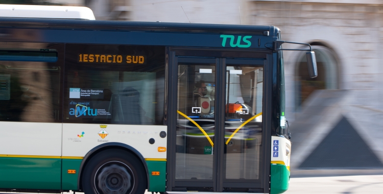 Un autobús de la TUS circulant per Sabadell | Roger Benet