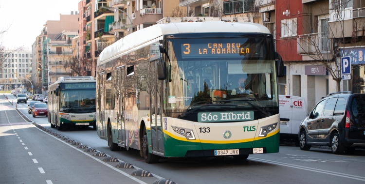Un autobús de la TUS circulant per la ciutat