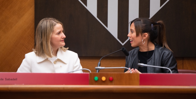 Mònica Martínez i Marta Farrés al ple de l'Ajuntament de Sabadell