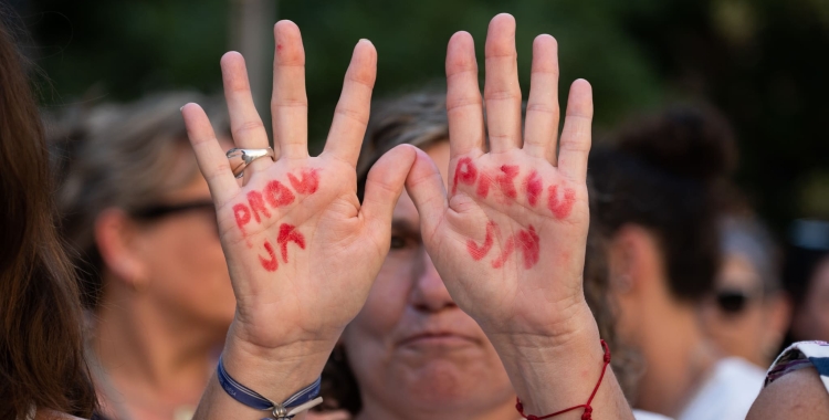 Una manifestació en contra del feminicidi d'una noia a Ca n'Oriac | Roger Benet