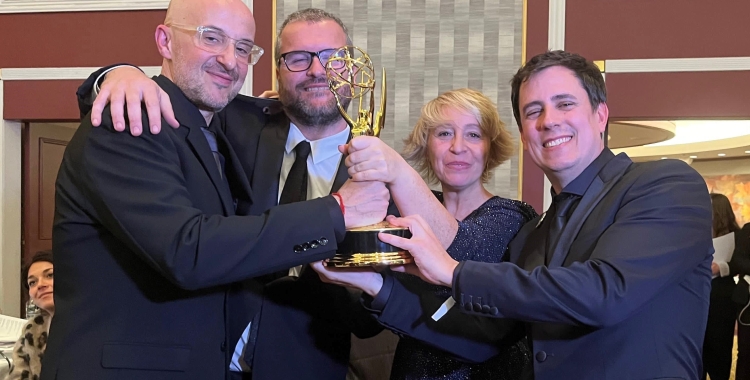 Gallego i la resta de l'equip de 'Punt de no retorn' després d'endur-se l'Emmy | 3Cat 