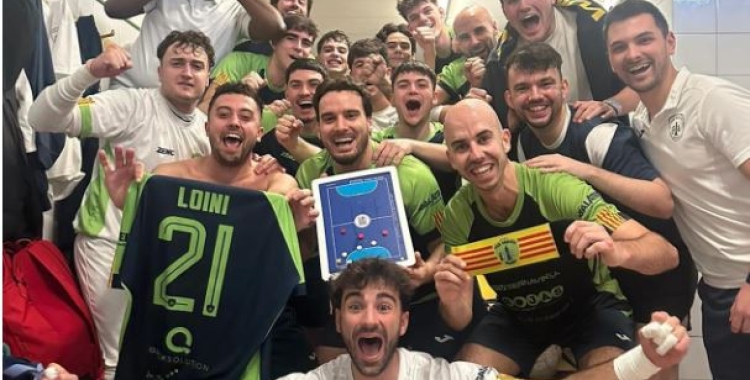 La plantilla de la Pia celebrant la victòria | Foto: @fanspia