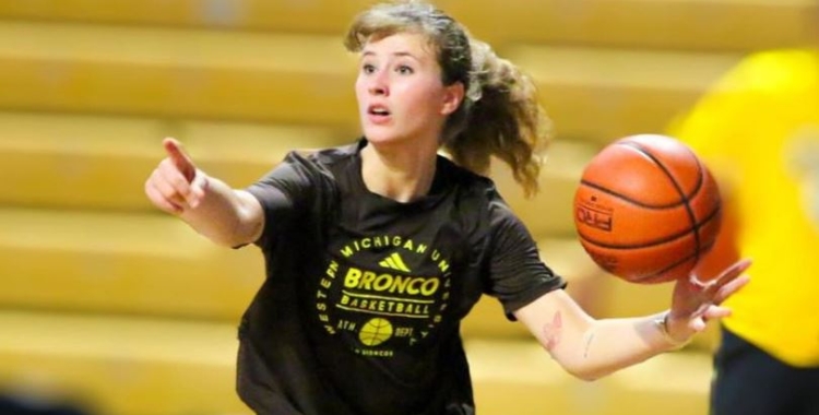 Marina Asensio, en un entrenament amb el seu nou equip | Western Michigan Broncos