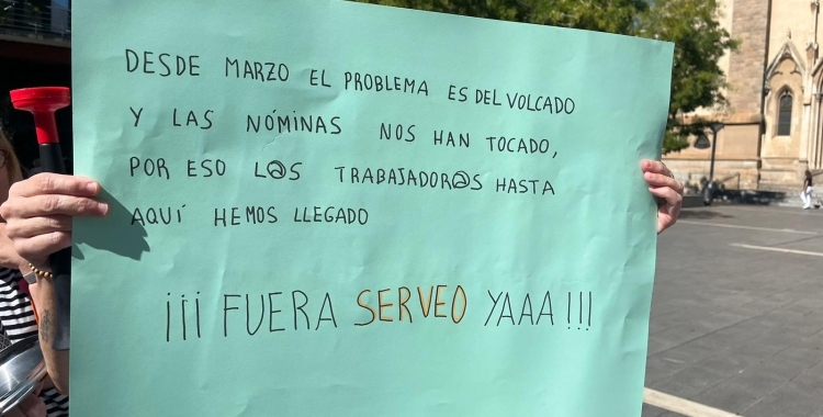 Una pancarta durant una mobilització de les treballadores de Serveo | Roger Benet