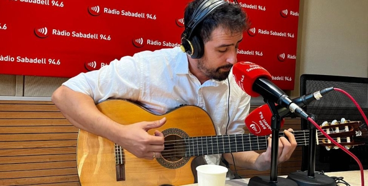 Toni Quintana tocant a Ràdio Sabadell | Mireia Sans