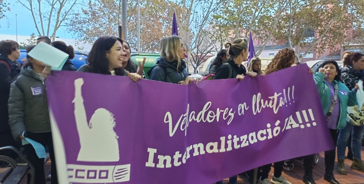 Les vetlladores, durant la concentració a Serveis Territorials d'Educació | Karen Madrid