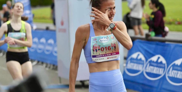 Laia González creuant la línia de meta