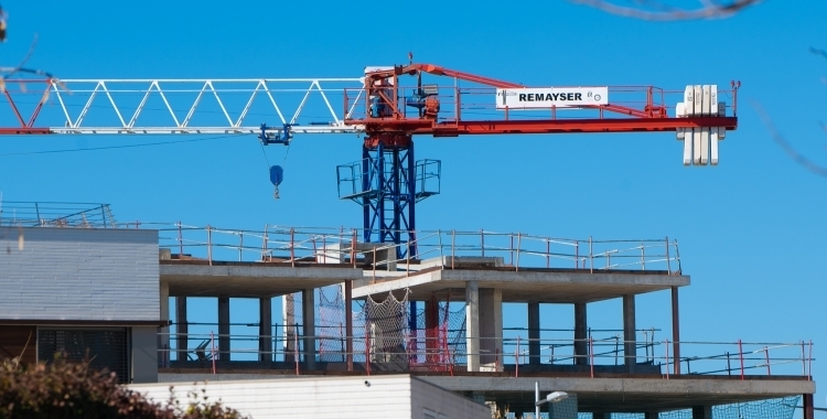 Una grua durant les obres de construcció d'un habitatge | Roger Benet