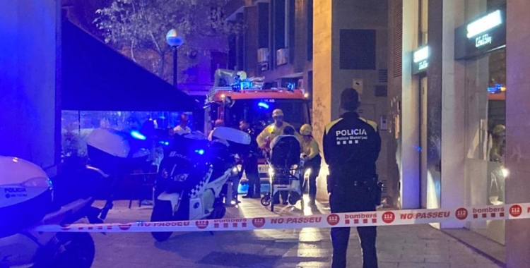 Els Bombers i la Policia Municipal treballant al carrer Sant Antoni Maria Claret | Cedida