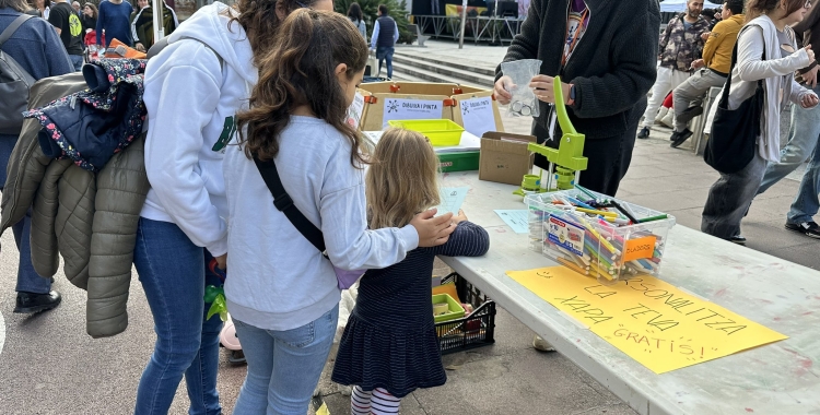 Una família participa en una de les activitats proposades  pel Mescla't | Ajuntament de Sabadell