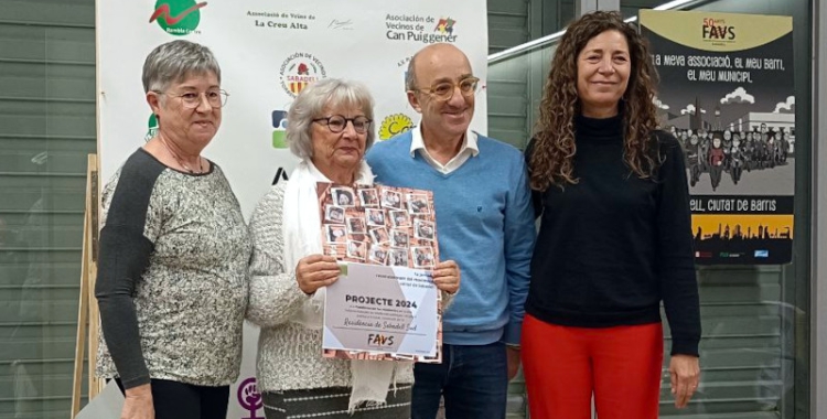 Una representant de l'Associació de Veïns de la Creu de Barberà amb el jurat | Karen Madrid