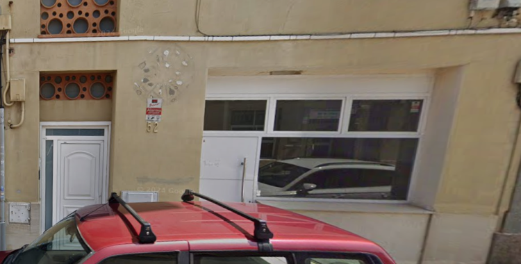 Edifici on es va col·locar la pancarta l'any 2018 i que ara està buit | Google Street View