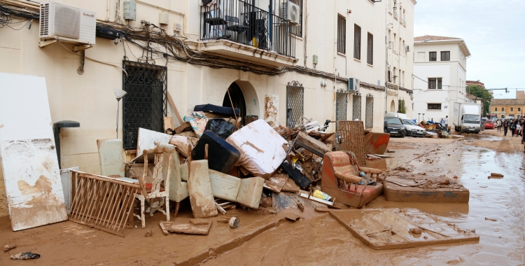 Mobles malmesos i ple de fang al barri de la Torre de València