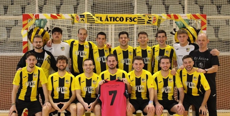 Presentació d'un dels equips d'aquesta temporada d'El Ático amb una samarreta en record de Raúl Jurado
