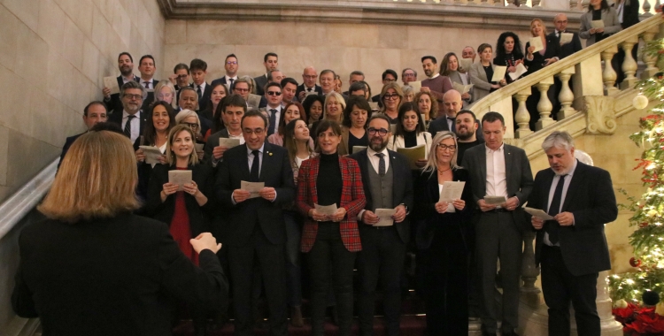 Els diputats i treballadors del Parlament cantant nadales ahir a la tarda | ACN