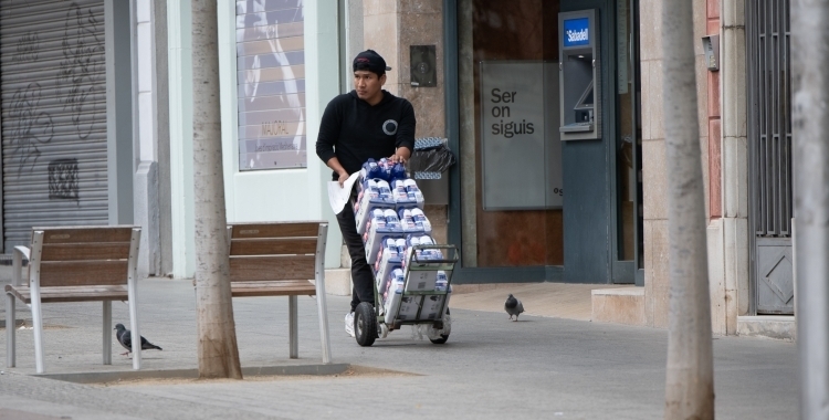 Un repartidor de Sabadell, en una imatge d'arxiu | Roger Benet