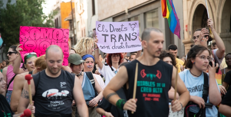 Clams a favor de la Llei Trans, durant la marxa de l'Orgull LGTBI | Roger Benet