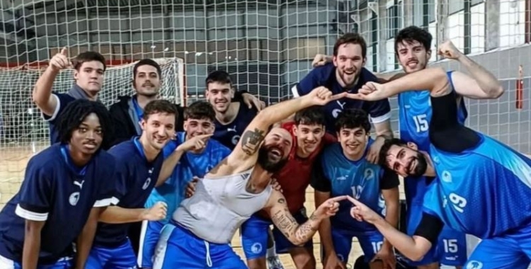 El primer equip del Natació Sabadell després de la victòria contra l'IPSI | @CNSbasquet
