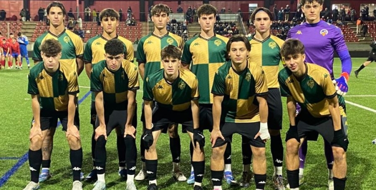 La plantilla del Juvenil 'A' abans del partit contra el Martinenc | @futbaseces