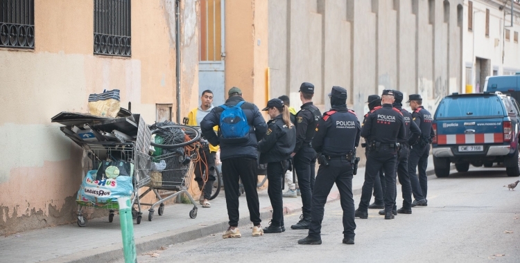 Operatiu policial per desallotjar diverses naus ocupades a Gràcia | Roger Benet