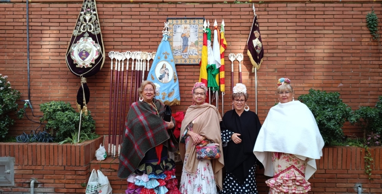 Membres de l'Hermandad del Rocío, abans d'entrar a la missa solemne | Ràdio Sabadell