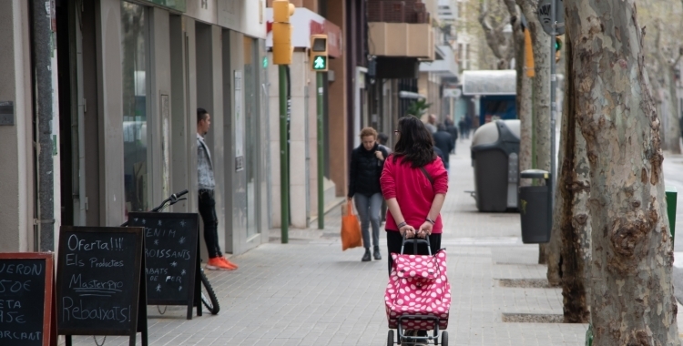 Gent passejant pel carrer | Arxiu