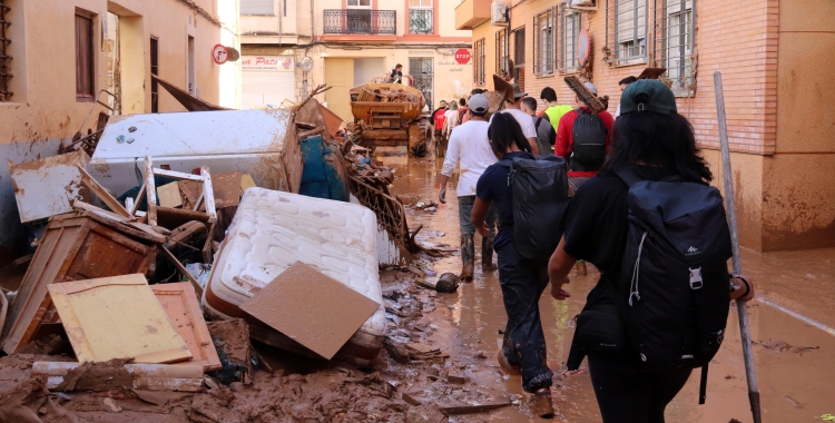 Voluntaris en un carrer afectat per la DANA | ACN