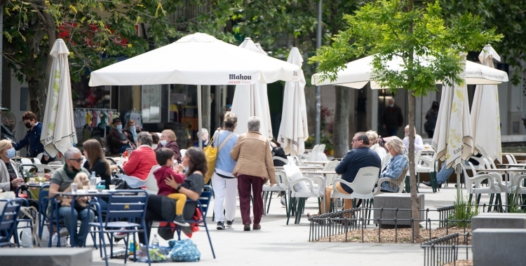 Gent en una terrassa de la Creu de Barberà | Roger Benet