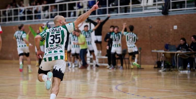 El jugador Quim Vaíllo celebrant un gol al derbi contra el Sant Quirze | Eric Altimis