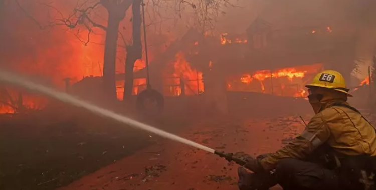 Un bomber lluitant contra les flames a Los Angeles