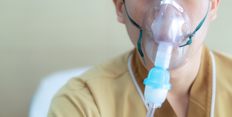 Un malalt amb mascareta d'oxigen