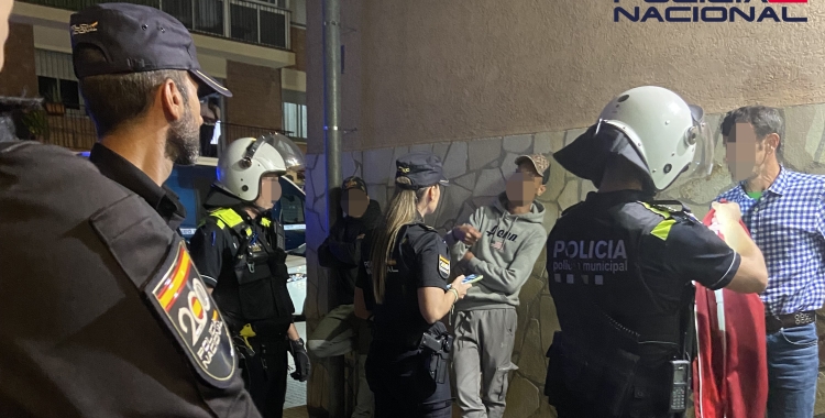 Agents de policia enmig d'un dels dispositius a Terrassa | Cedida