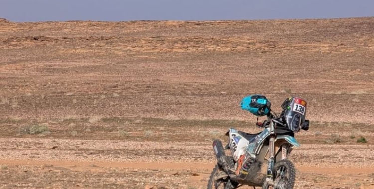 La moto de Iván Merichal abandonada al desert | @ivan.meres