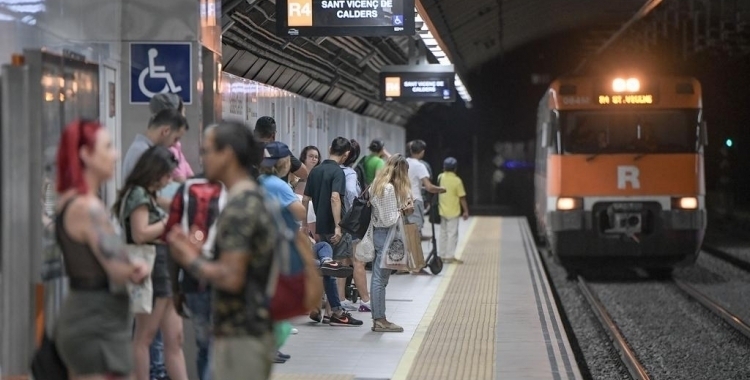 Viatgers esperant el tren en una andana de la R4 de Rodalies