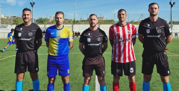 Capitans i àrbitres abans del derbi de la primera volta | Manu Palacios