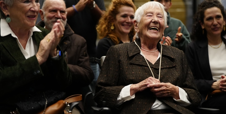 Teresa Cunillé, rebent la Medalla Centenària de la Generalitat