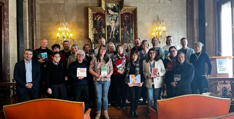 Fotografia de família en la presentació dels actes de Sant Jordi | Mireia Sans