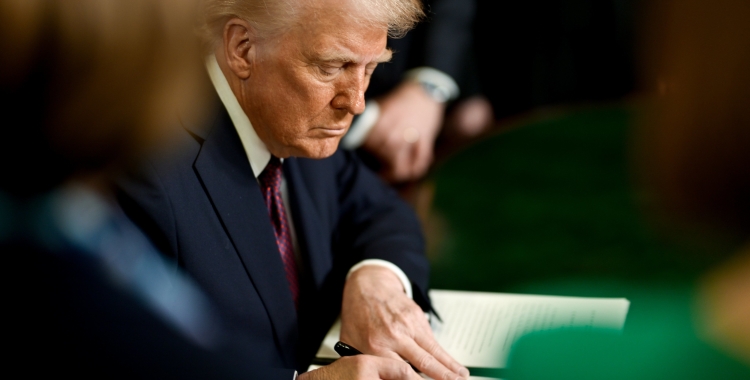 El president dels Estats Units, Donald Trump, signant un document | ACN