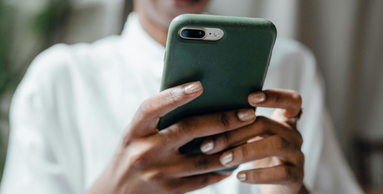 Una persona amb un telèfon mòbil a les mans