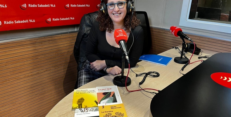 Tefi Abasolo de Mala peça amb la selecció de llibres | Mireia Sans