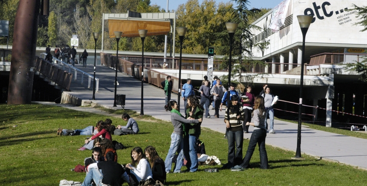 Estudiants al campus de la UAB | Cedida