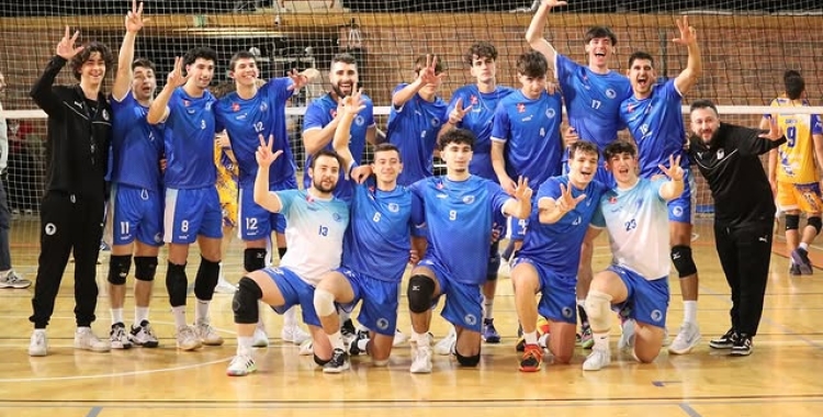 Plantilla del CNS a l'acabar el partit | @cnsvolei