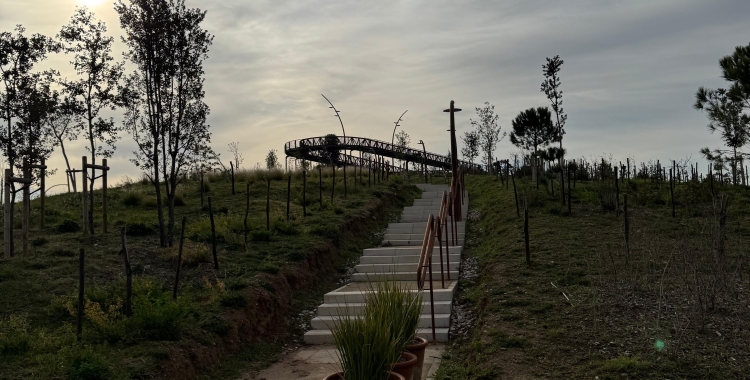 El Parc de les Aigües amb la característica passarel·la al fons | Cedida