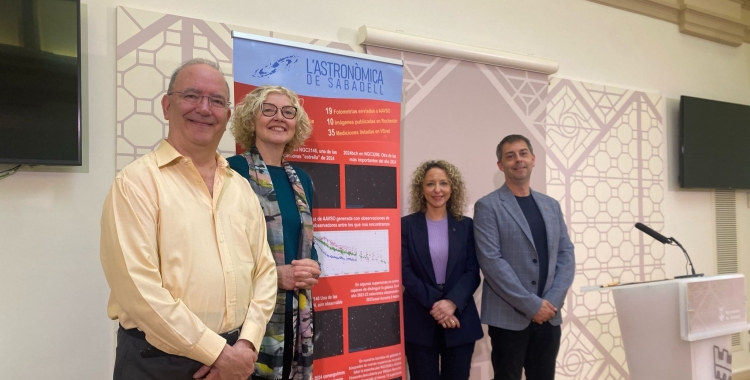 Representants de l'agrupació astronòmica amb Carles de la Rosa (regidor de Cultura) i Katia Botta (regidora de turisme) a la sala de premsa de l'Ajuntament de Sabadell