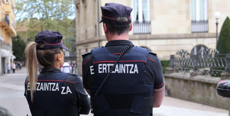 Agents de l'Ertzaintza d'esquenes | Cedida