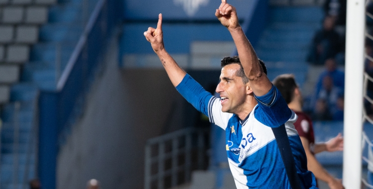 Rubén Martínez celebrant un gol a la Nova Creu Alta | Roger Benet